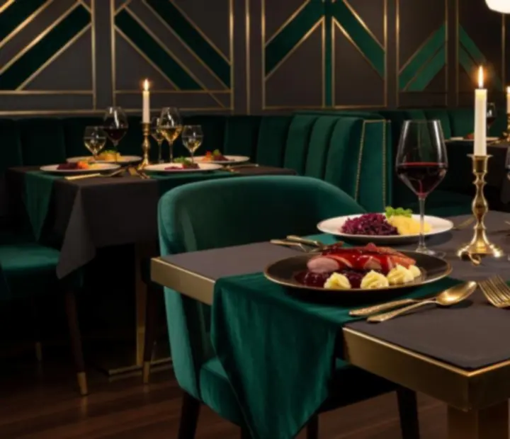 Wnętrze restauracji ADSIGHT LTD nocą w stylu Art Deco, oświetlone ciepłym światłem z elegancko nakrytymi stołami.